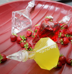 Schale mit Erdbeeren und Limoncello dekoriert